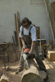 Click to see it big Ich mit Kettensäge, Impression aus dem Atelier